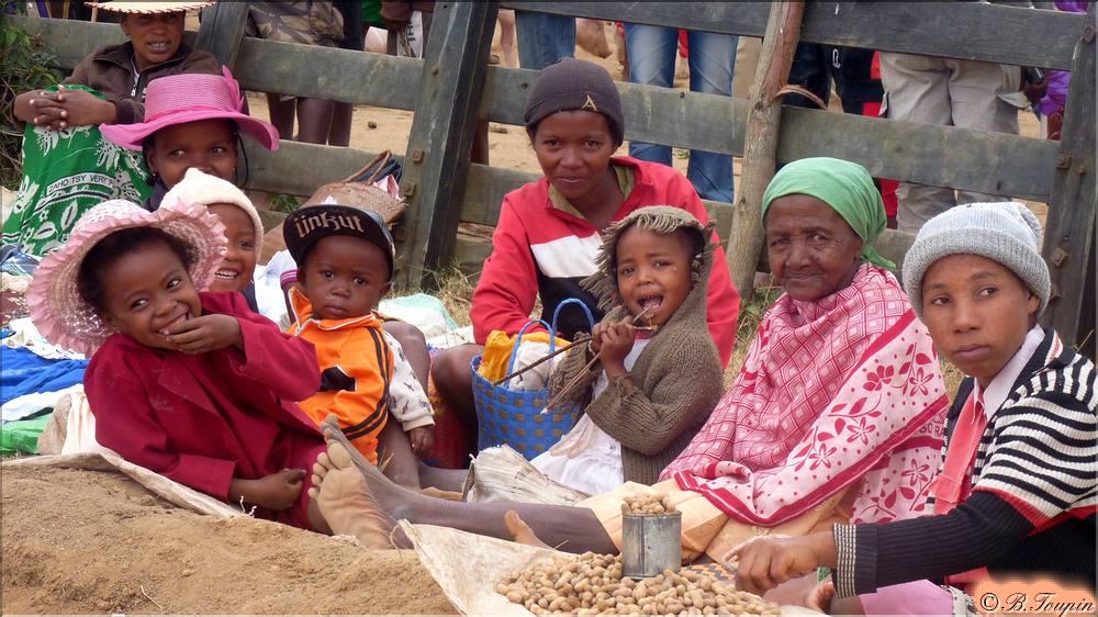 Les Hautes Terres centrales. Un march le sourire des enfants